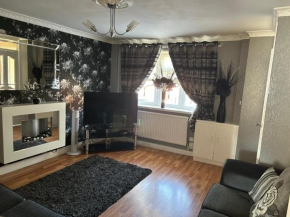 2 bedroom house close to city centre with gated driveway